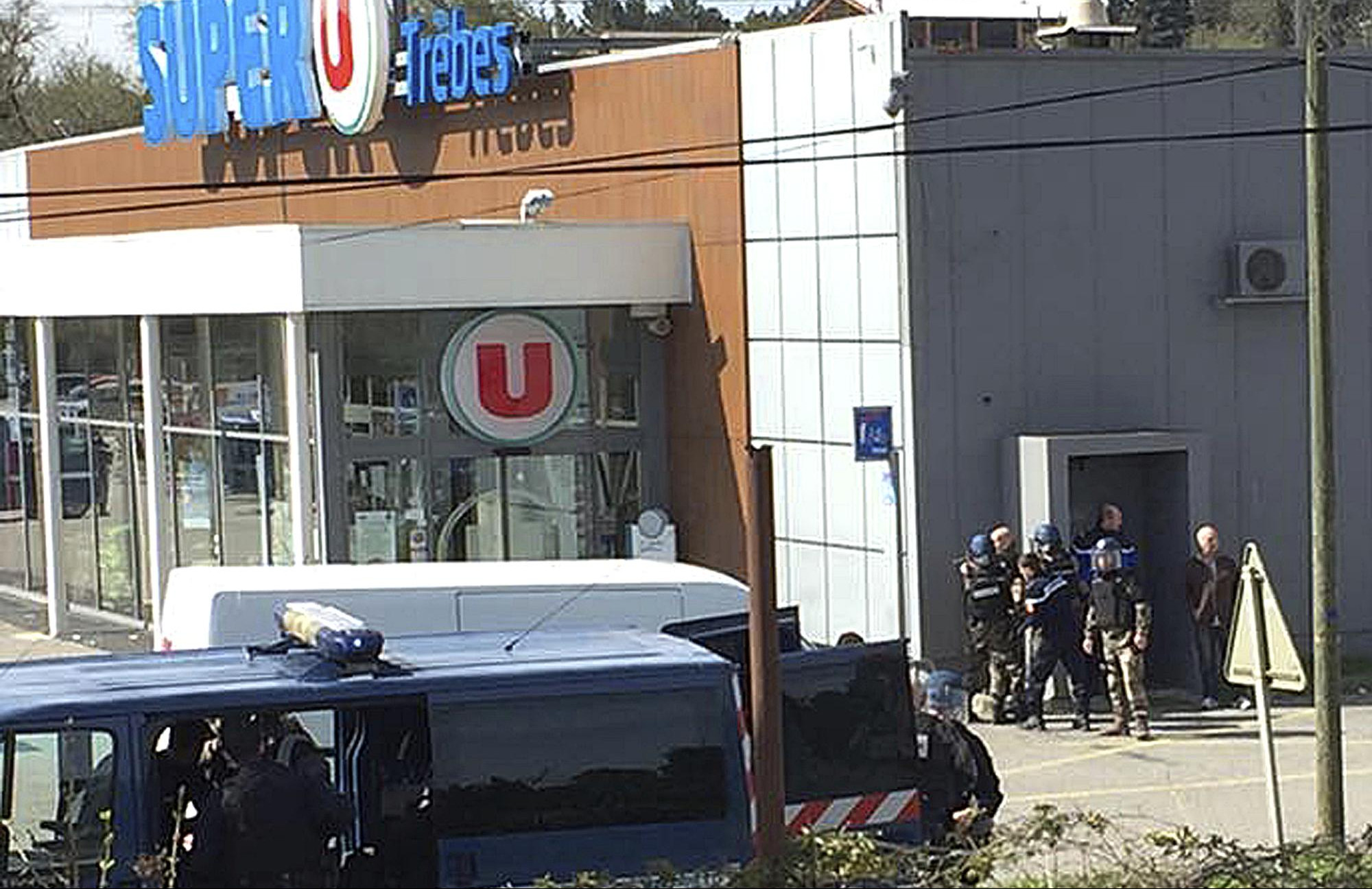 U DOMU TERORISTE PRONAĐENO OPROŠTAJNO PISMO, POMINJE SE ID: Francuska policija na mestu napada pronašla još TRI EKSPLOZIVNE NAPRAVE!